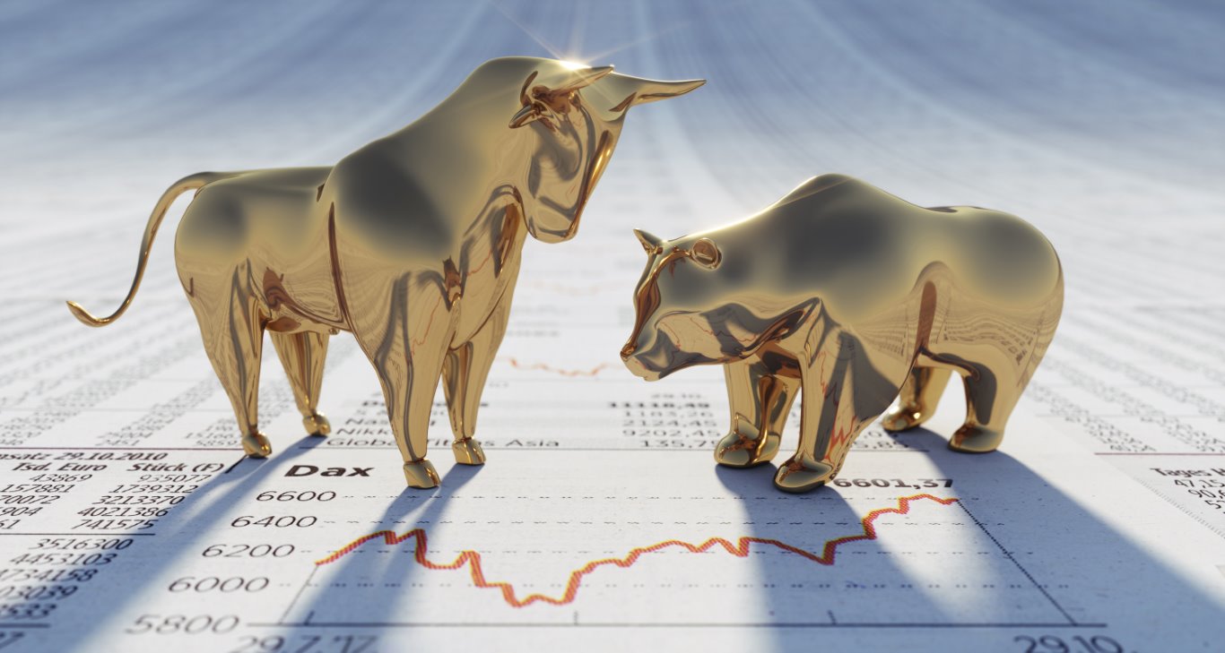 Goldener Bulle und Bär auf Börsenkursen Investmentfonds 2023