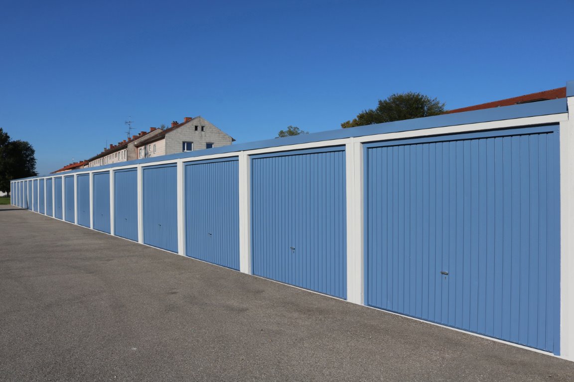 Wir kaufen Garagen sowie Stellplätze und werten diese zu ordentlichem Parkraum auf. Wir kaufen Garagen sowie Stellplätze und werten diese zu ordentlichem Parkraum auf.