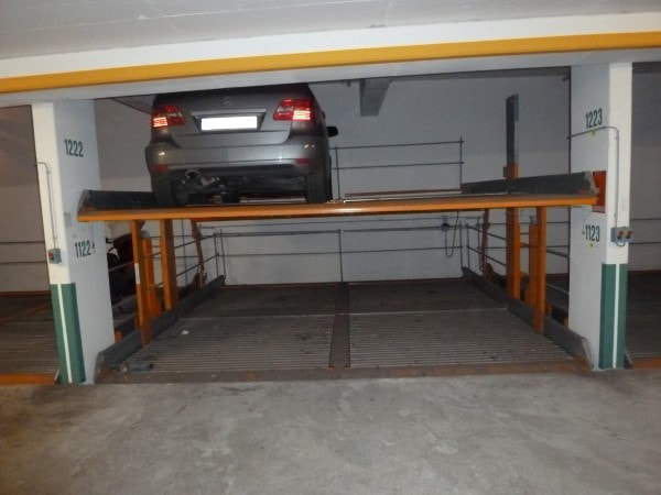 Duplex Garage mit Auto oben