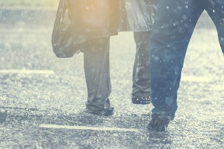 gute-renditen-mit-garagen Menschen im Regen