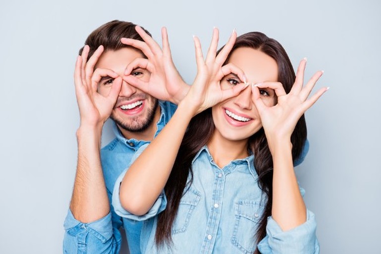 mit-garagen-waere-das-nicht-passiert Junges Paar hält sich mit Händen wie eine Brille vors Auge