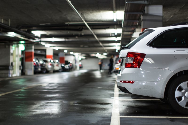 Tiefgarage mit Autos